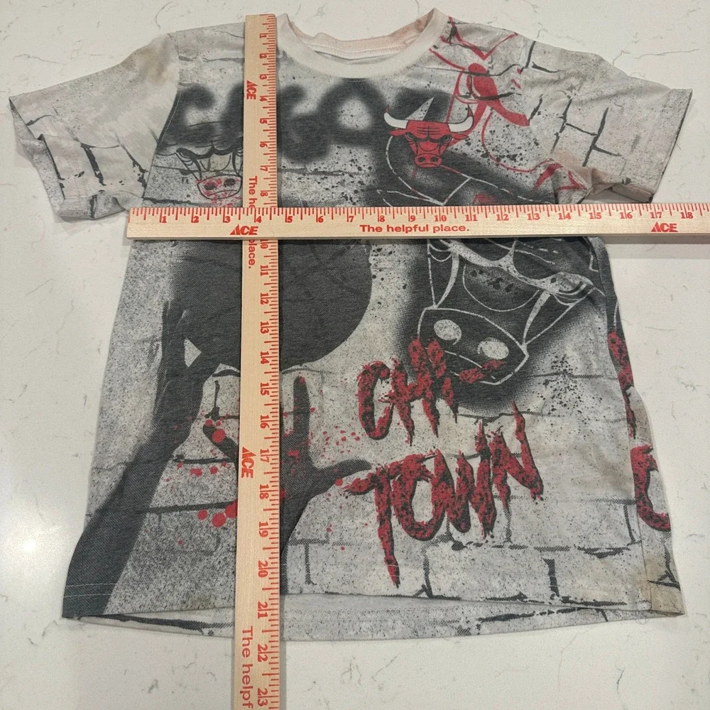 NBA Chicago Bulls Kids Spray Paint Graphic Shirt Chi Town White Red Black 10-12